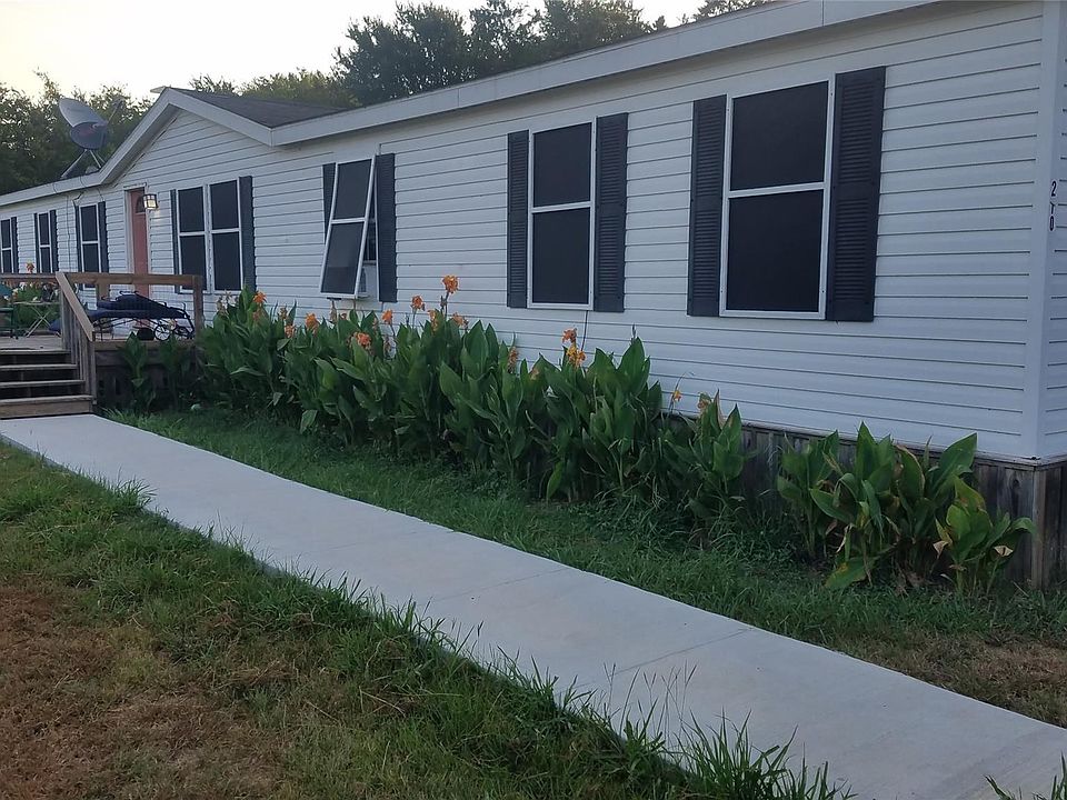Property photo of 270 Country Way in Smithville, Texas