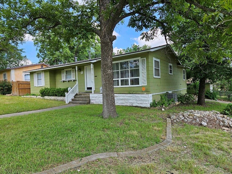 Property photo of 302 Blakeley Dr in San Antonio, Texas