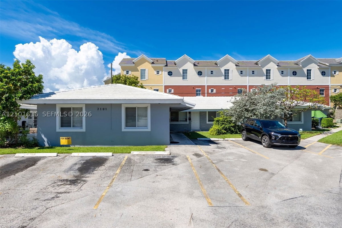 Listing photograph of 2101 NE 41st Street, Unit B, Lighthouse Point / Pompano Beach area, Florida