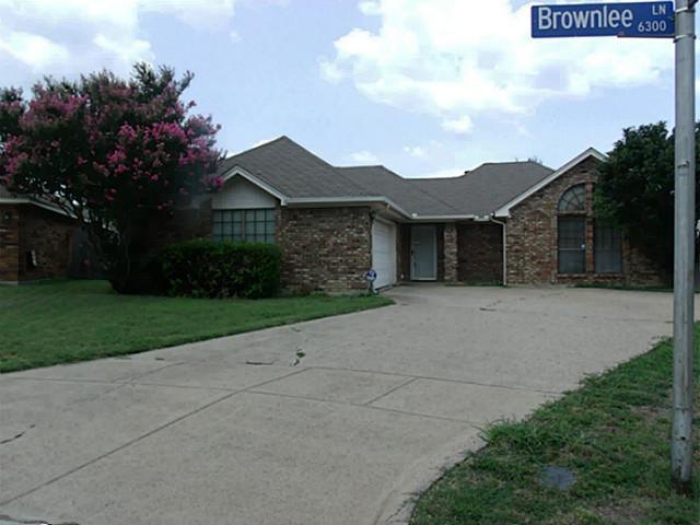 Listing exterior of 6300 Brownlee Lane in Arlington, Texas