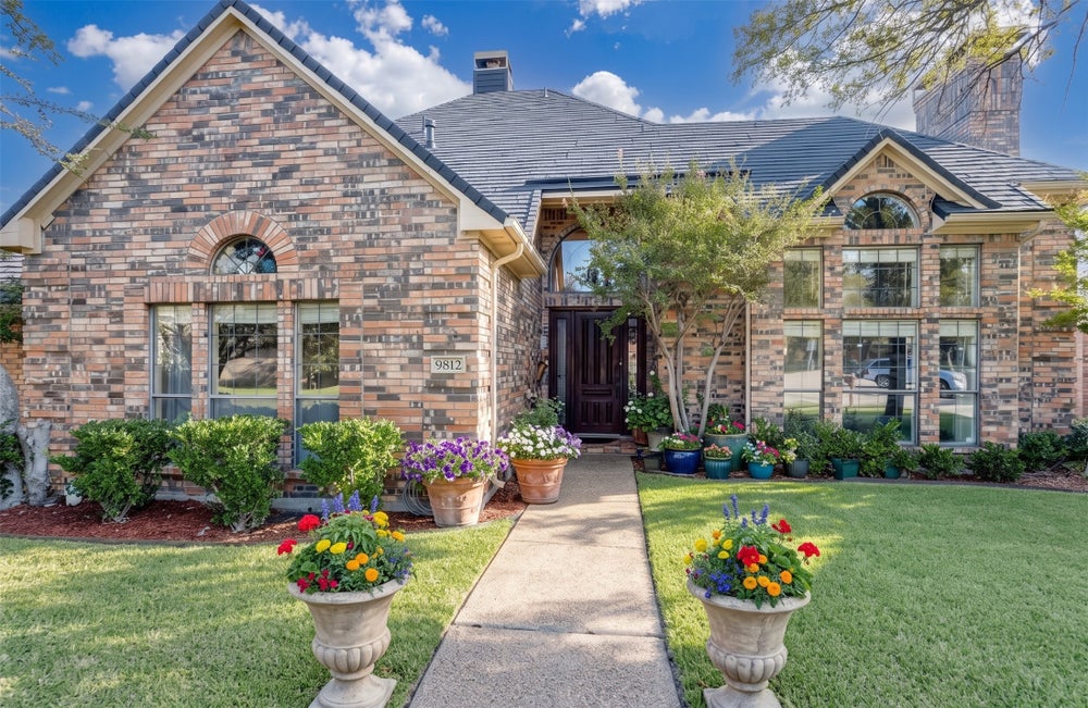 Listing photo of 9812 Canyon Crest Cr Irving, TX 75063